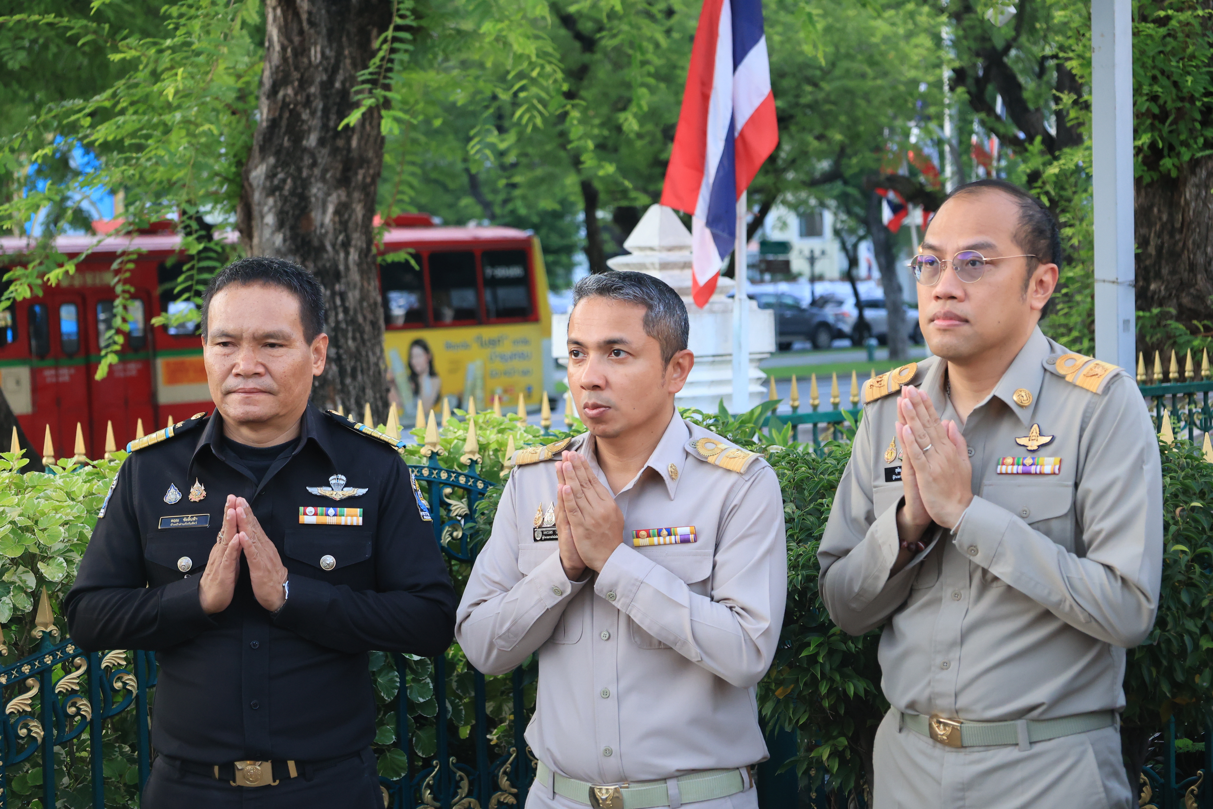 title - เลขาธิการ ส.ป.ก. และผู้เกษียณอายุราชการ สักการะสิ่งศักดิ์สิทธิ์ประจำ กระทรวงเกษตรและสหกรณ์ และ สำนักงานการปฏิรูปที่ดินเพื่อเกษตรกรรม เนื่องในโอกาสเกษียณอายุราชการ
